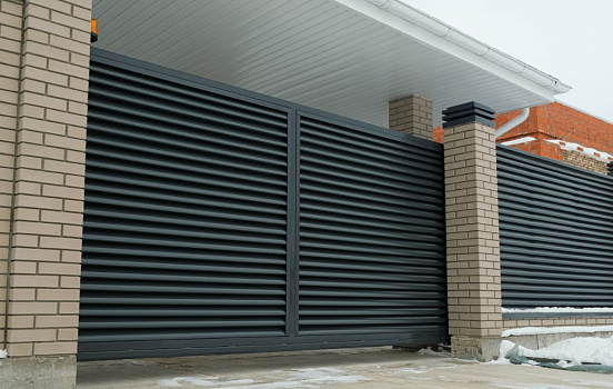 Забор с заполнением металлическими жалюзи по RAL 7024 (графит) фото