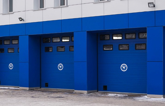 Смонтировали промышленные секционные ворота для автосервиса на базе решений DoorHan фото