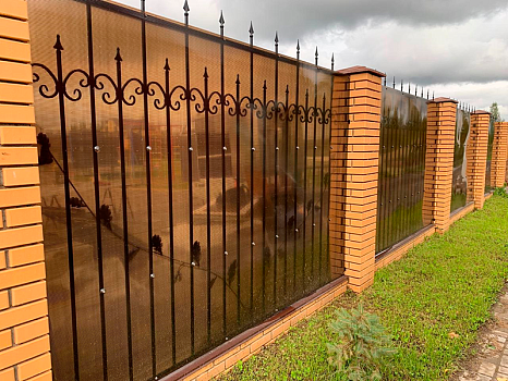 Забор комбинированный - ковка с теневым поликарбонатом фото